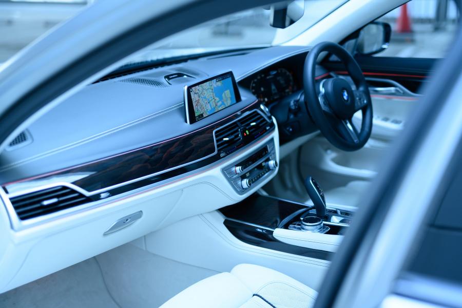 Торпедо BMW M760Li xDrive (G12) 2019 года  (JP) (фото 13 из 21)